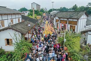 赛后被队员浇水 芬奇：他们特别想赢下本场比赛 感谢大家